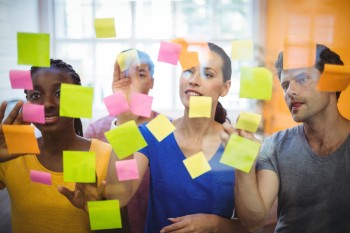brainstorm_post-its_business-executives-sticking-sticky-notes